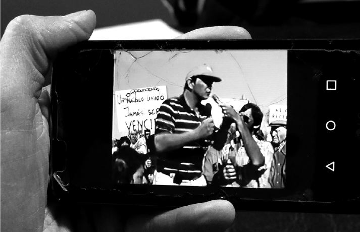 Cámara fotográfica en mano, viendo una manifestación